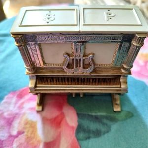 Vintage piano salt and pepper shaker set by Davis products